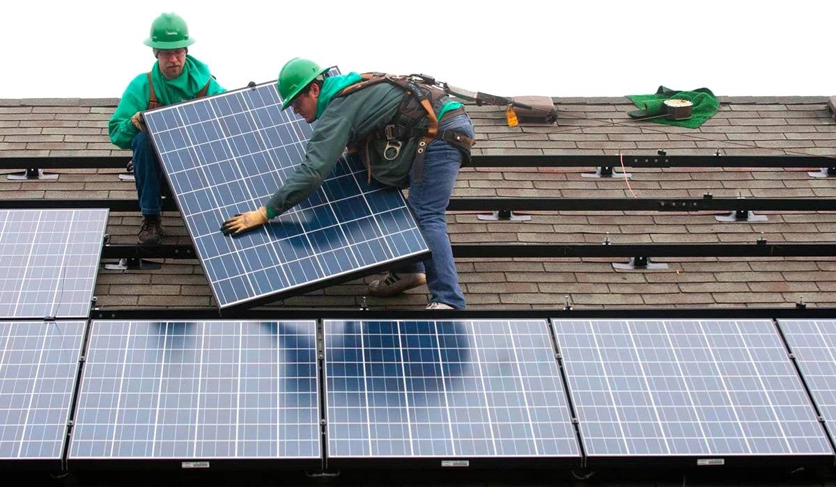 Voltexiq Team bei der Photovoltaik-Installation in Norddeutschland